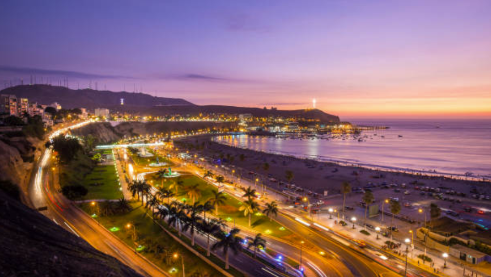 Vista panorámica de Lima y la Costa Verde al atardecer